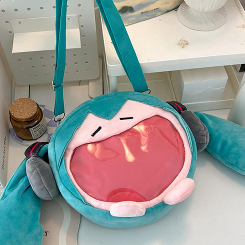 和風初音ミクぬいぐるみクロスボディバッグ漫画大容量ぬいぐるみ - Anime Merchandise Bag のレビューと価格